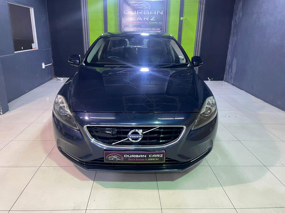 VOLVO V40 T4 MOMENTUM GEARTRONIC, image 2
