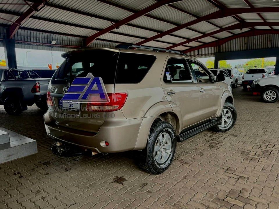 TOYOTA FORTUNER 3.0D-4D RAISED BODY, image 2