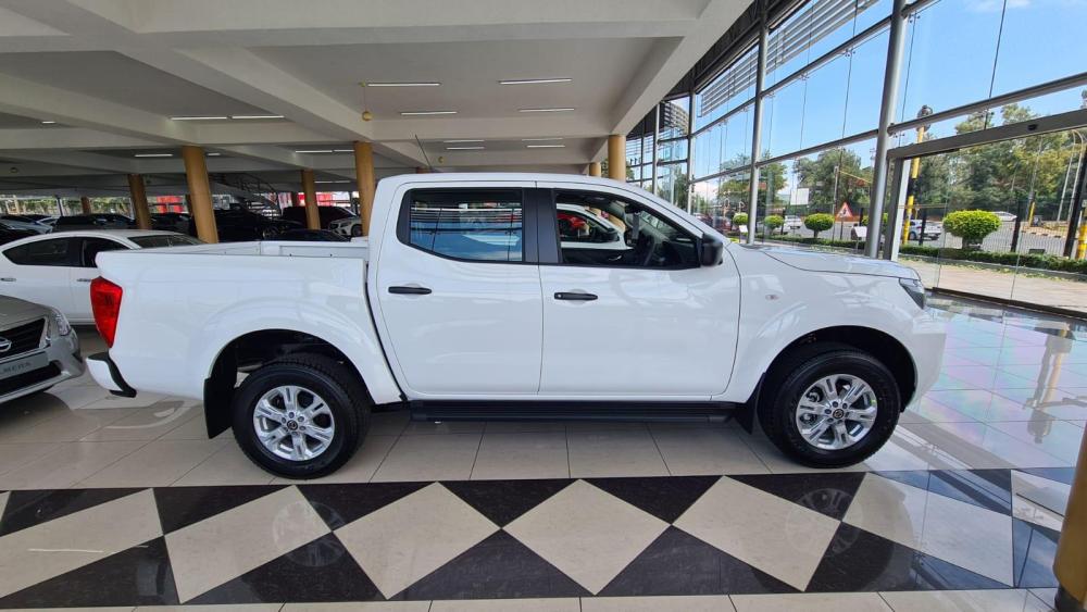 Nissan Navara 2.5DDTi SE Plus 4X4 D/C P/U, image 2