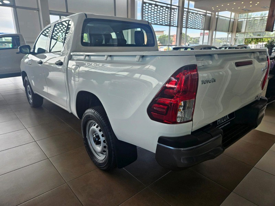 Toyota Hilux Double Cab 2.4GD6 4X4 SR MT, image 2
