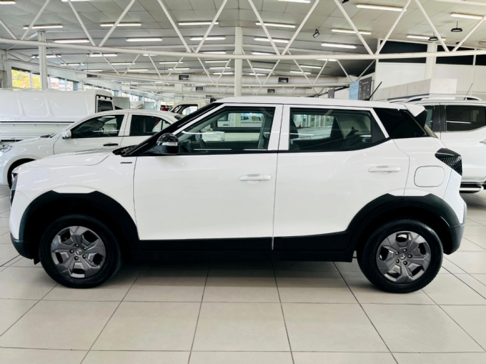 MAHINDRA XUV3XO 1.2T MX2 A/T, image 2