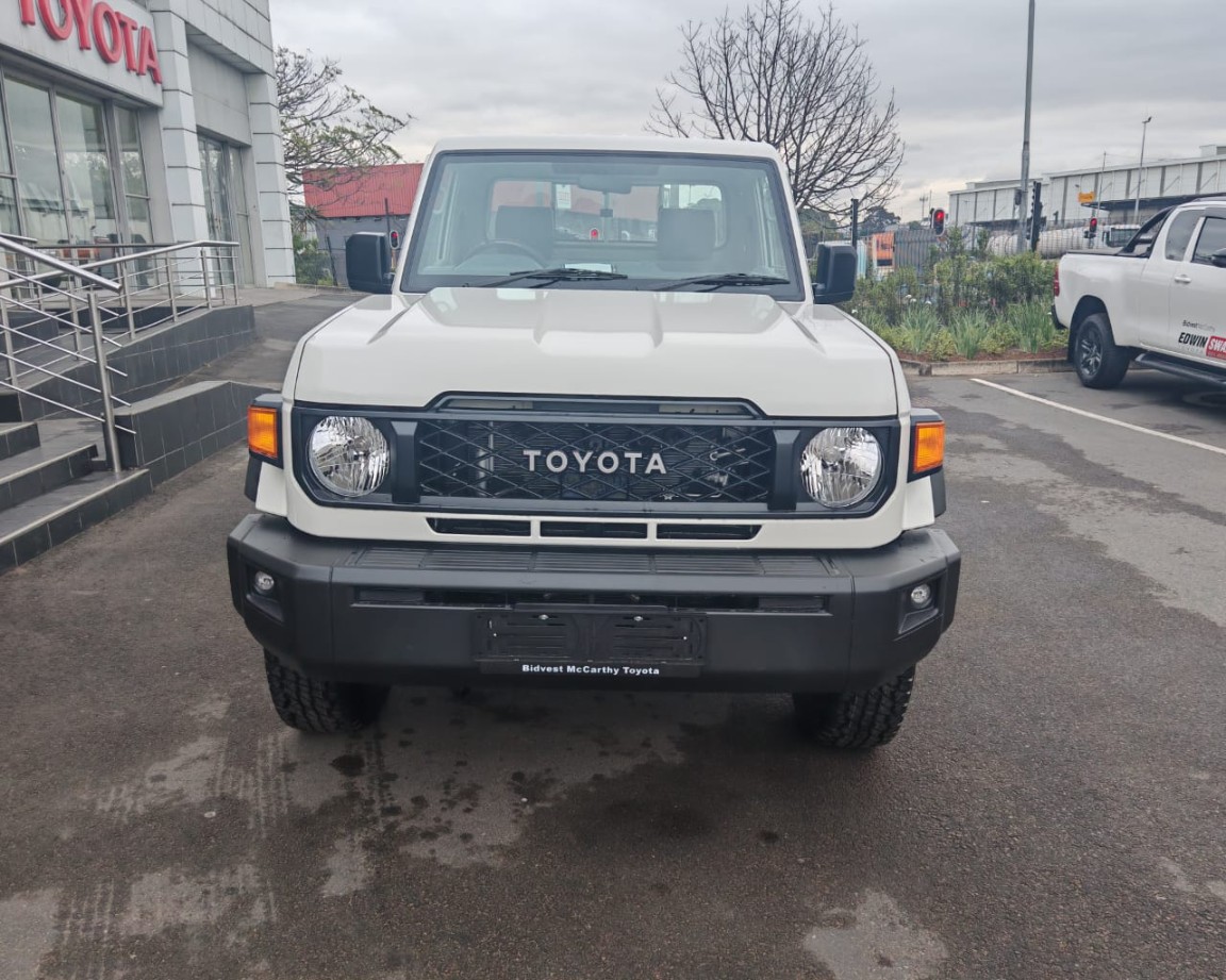 TOYOTA LAND CRUISER 79 2.8 GD-6 P/U S/C A/T, image 2