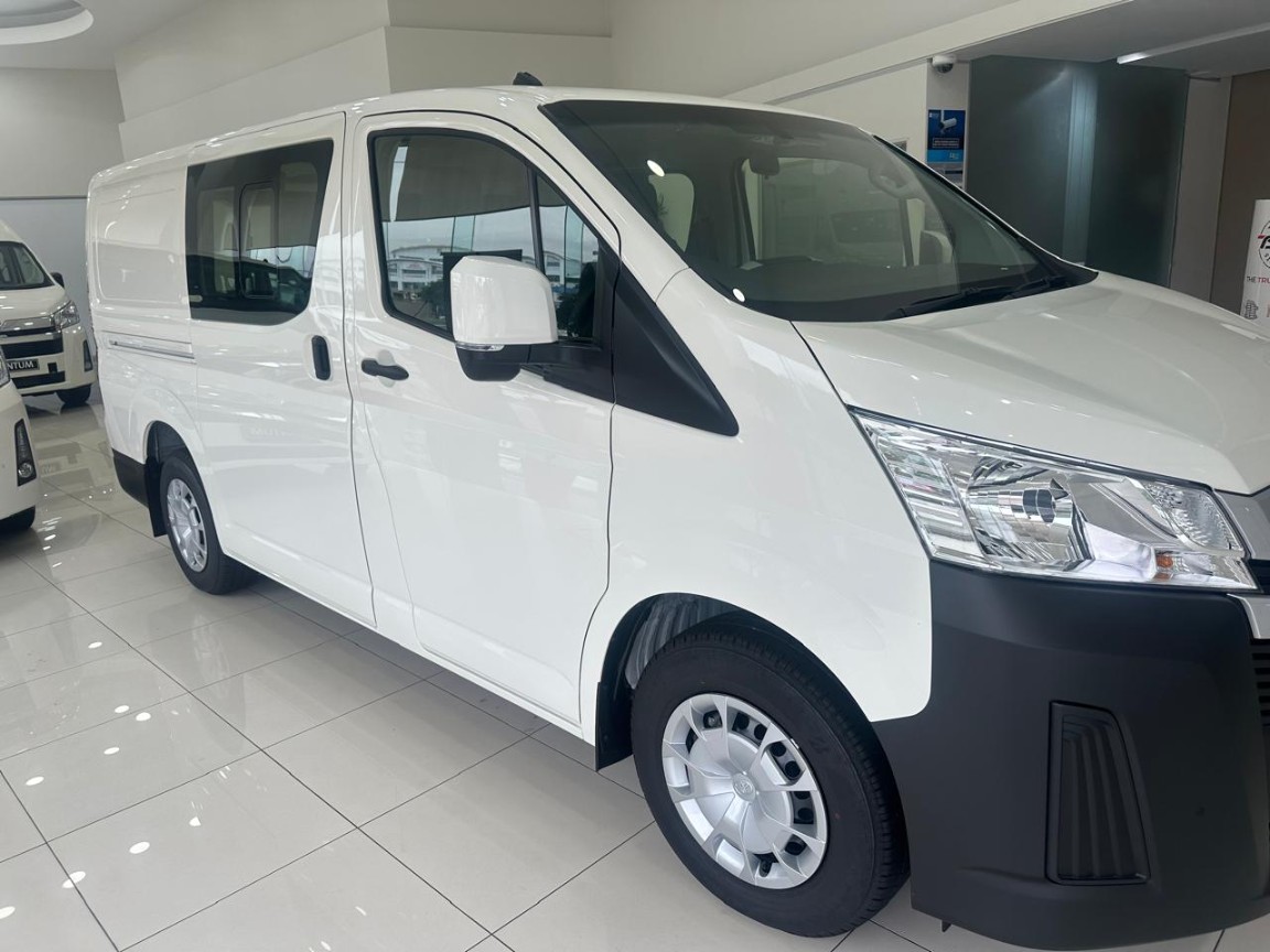 Toyota Quantum 2.8 LWB crew cab, image 1