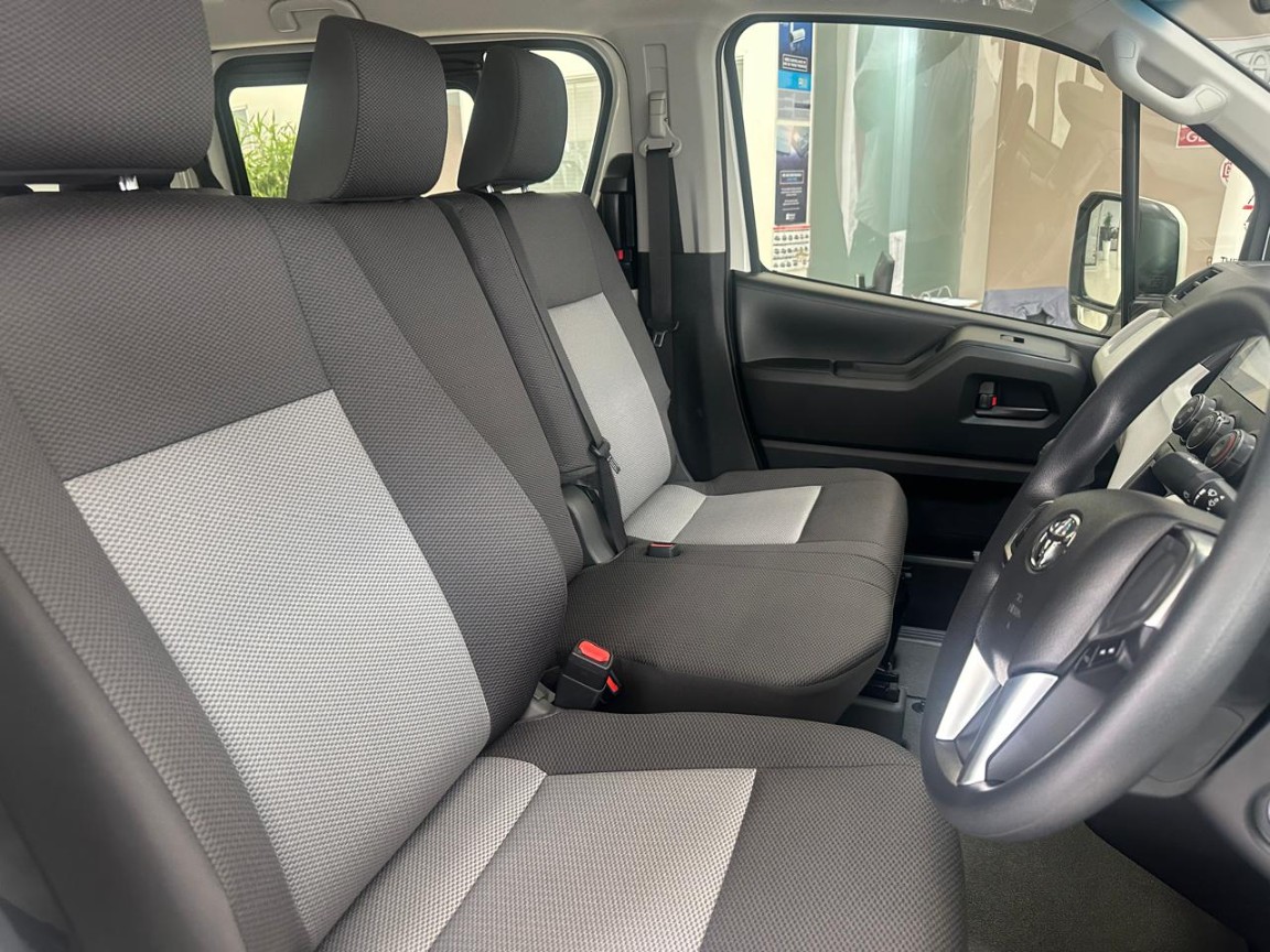 Toyota Quantum 2.8 LWB crew cab, image 2