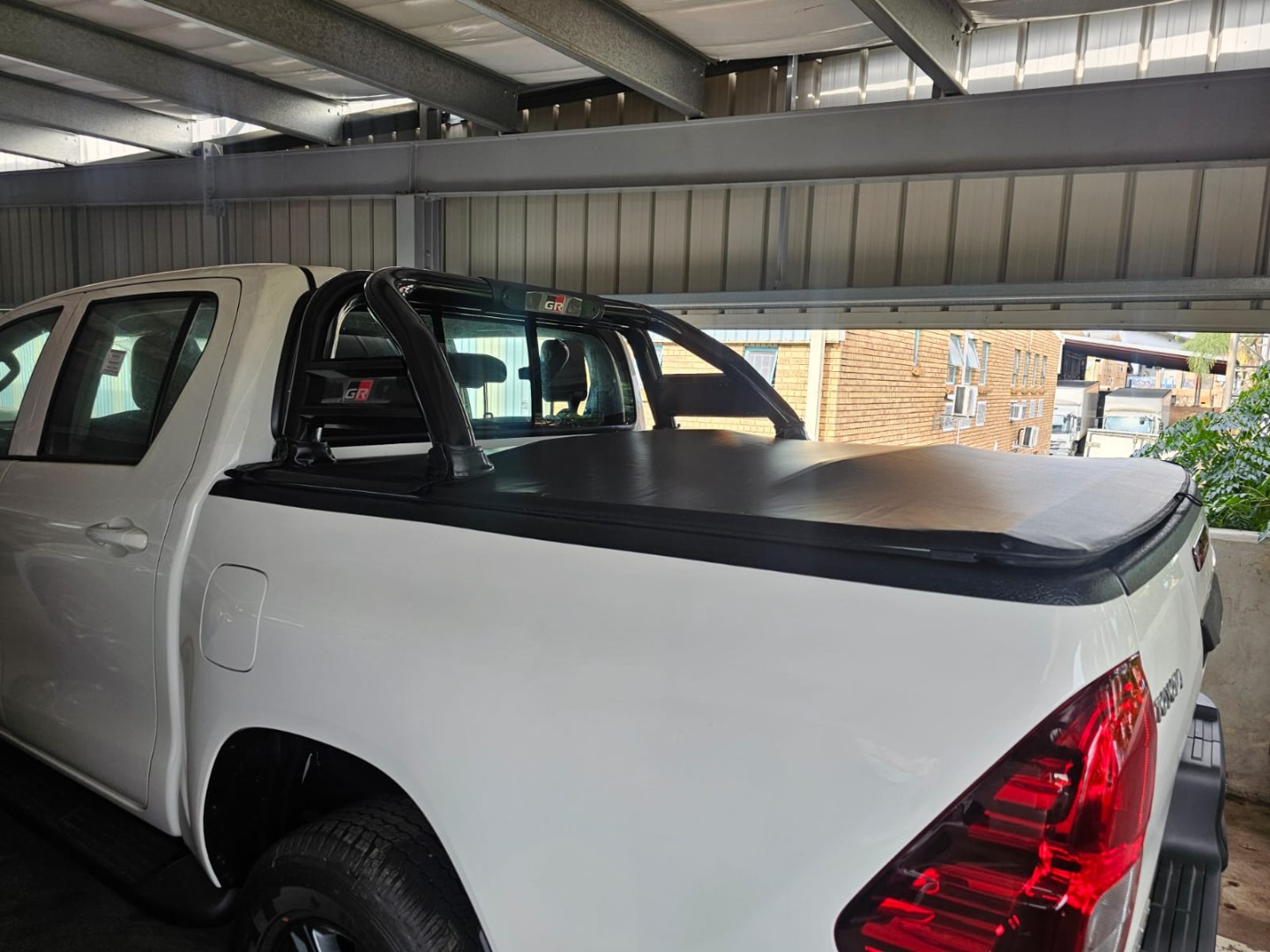 Toyota Hilux Double Cab  2.4GD6 4X4 Raider MT, image 2
