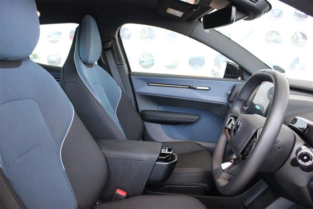 Volvo EX30 Plus Single Motor Extended Range, image 2