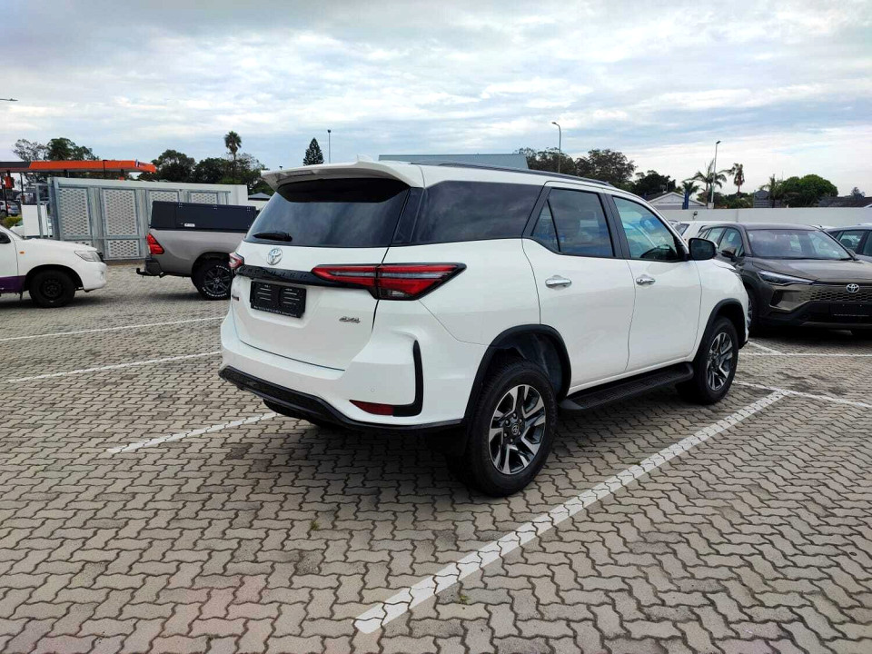 TOYOTA FORTUNER 2.4GD-6 4X4 A/T, image 2