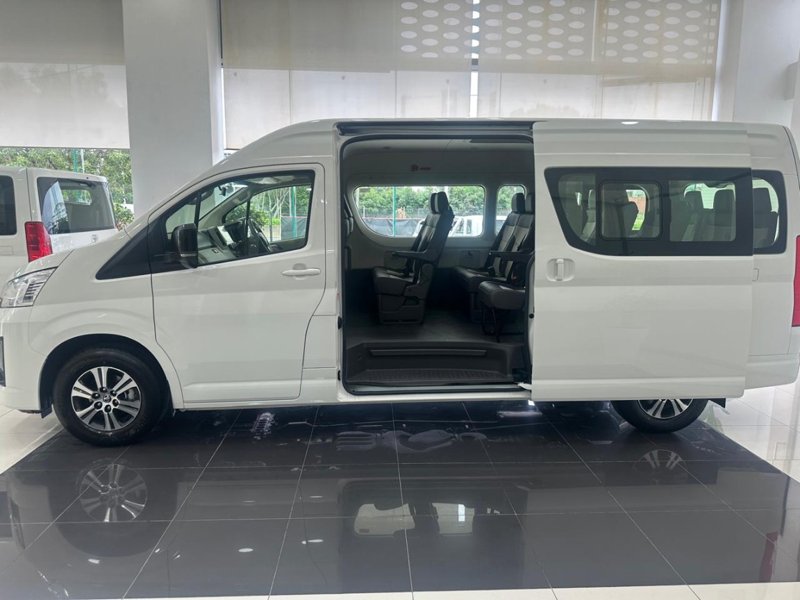 TOYOTA QUANTUM 2.8 GL 14 SEAT, image 1