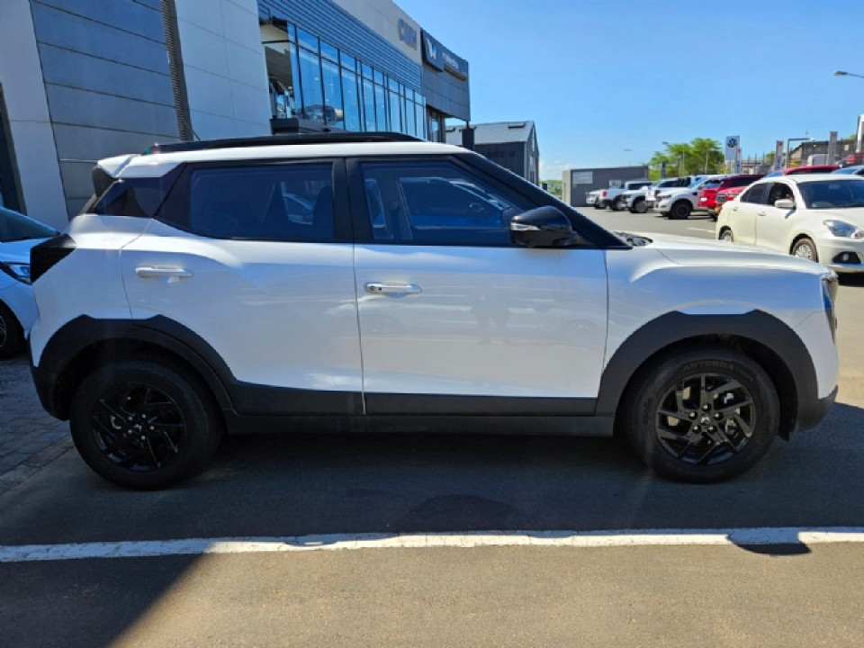 MAHINDRA XUV3XO 1.2T AX5L A/T, image 2