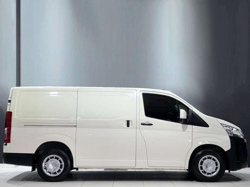 TOYOTA QUANTUM 2.8 SLWB F/C P/V, image 2