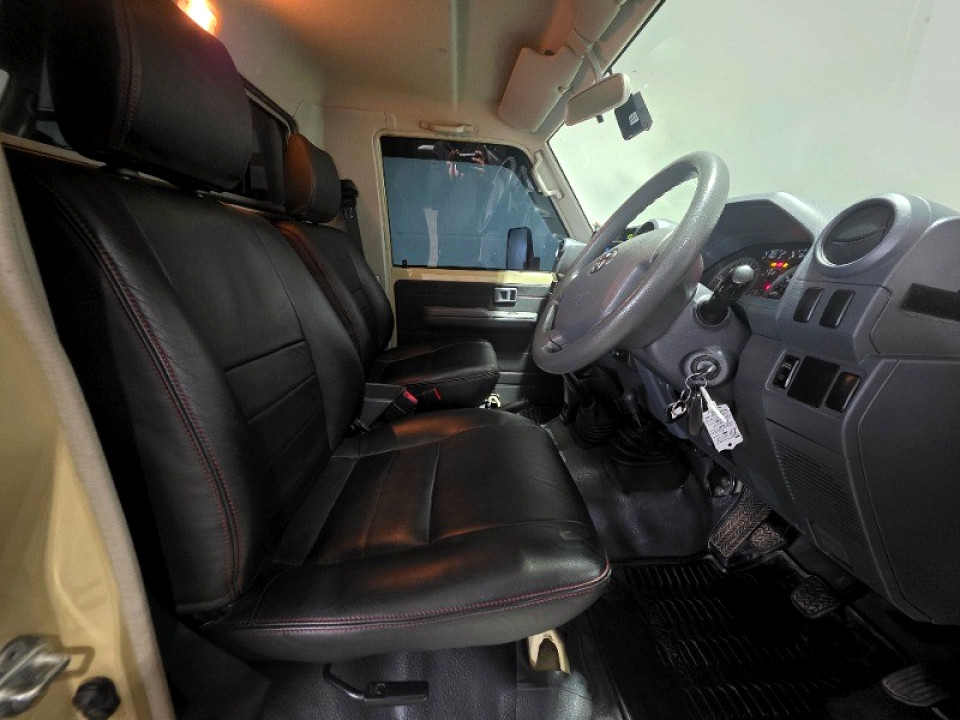 Toyota Land Cruiser 79 4.0 V6, image 2