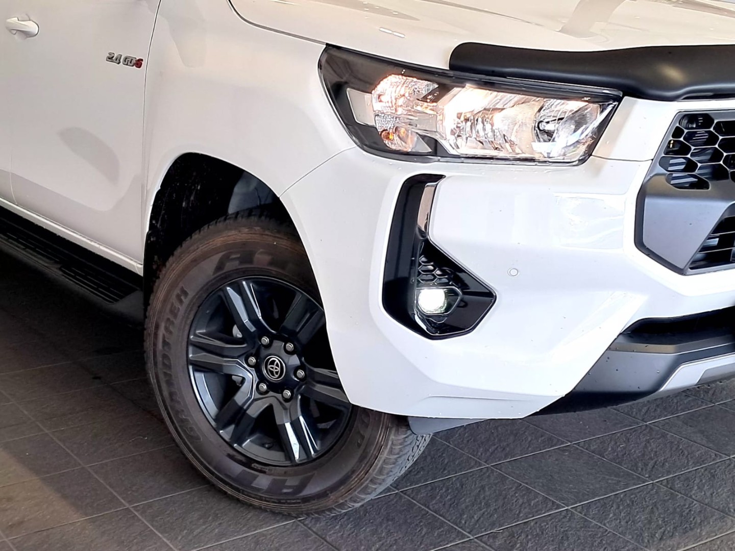 Toyota Hilux Double Cab  2.4GD6 4X4 Raider MT, image 2