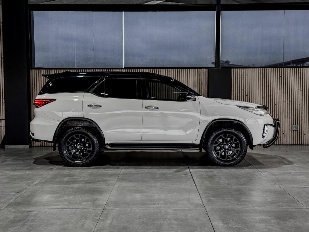 TOYOTA FORTUNER 2.8GD-6 EPIC BLACK A/T, image 2