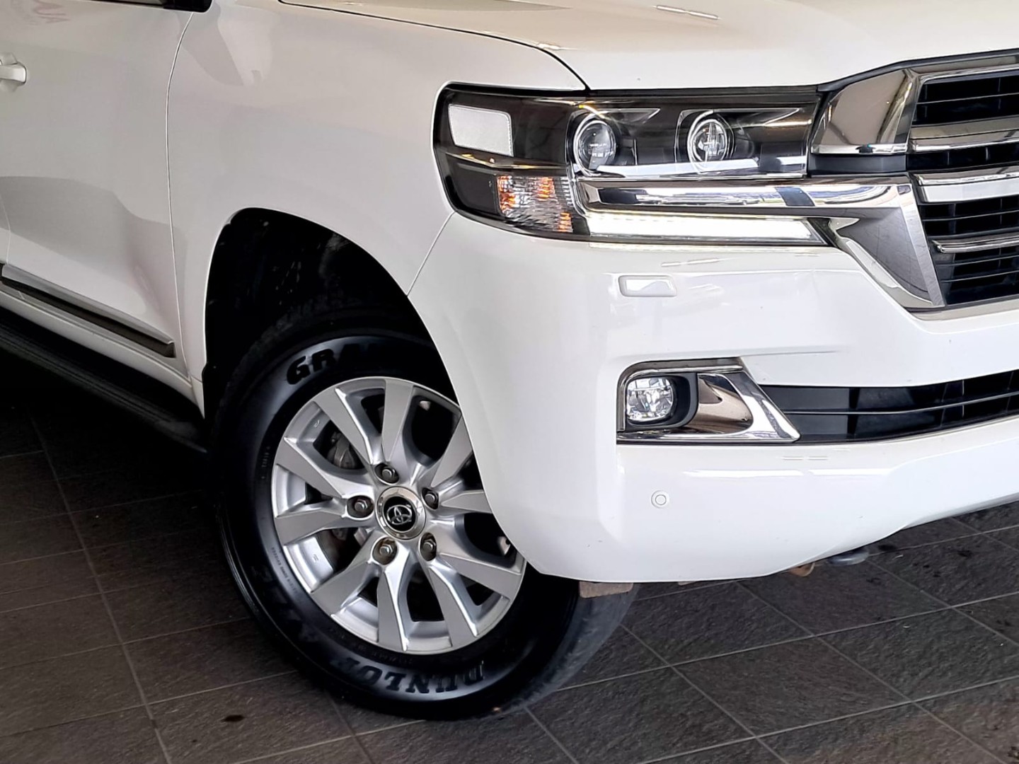 Toyota Land Cruiser 200 4.5D-4D V8 VX-R, image 2