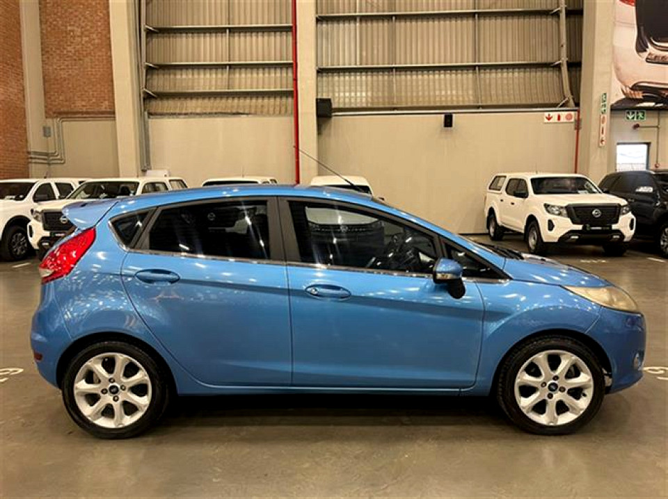 FORD FIESTA 1.6i TITANIUM 5Dr, image 2