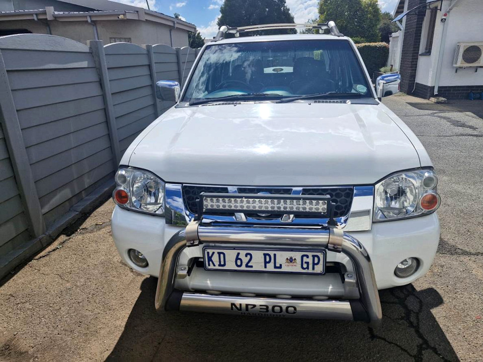 Nissan NP300 Hardbody 2.4 Hi-Rider D/Cab, image 2