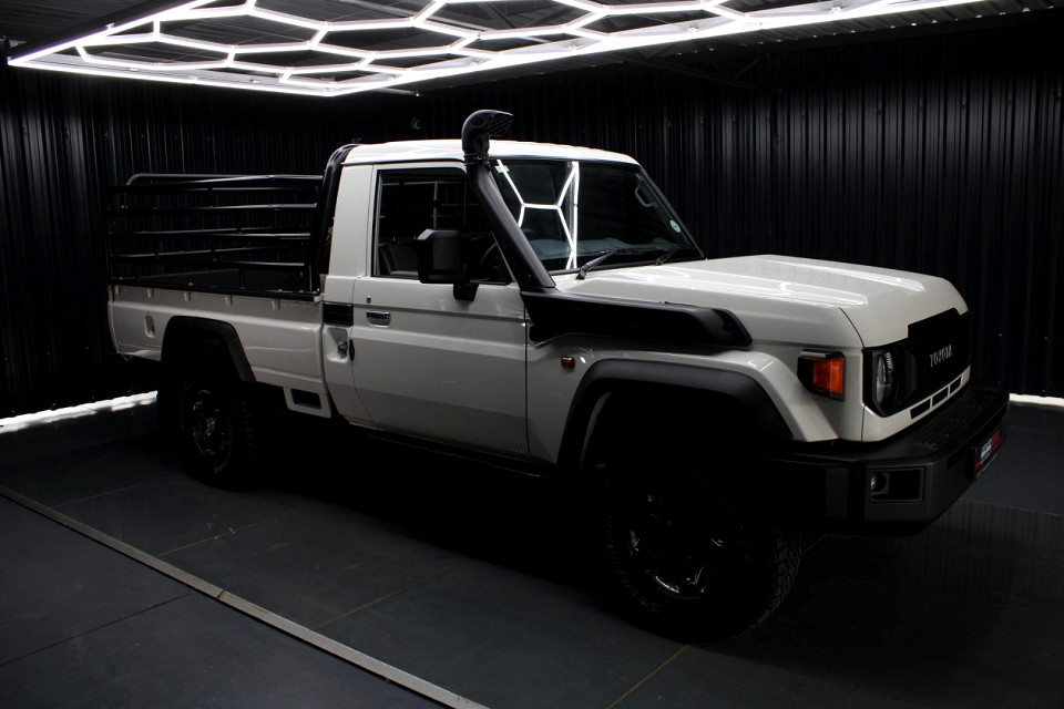 Toyota Land Cruiser 79 4.0 V6, image 1