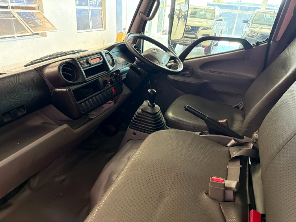 HINO 200 310 (FH2) 4X2 F/C, image 2