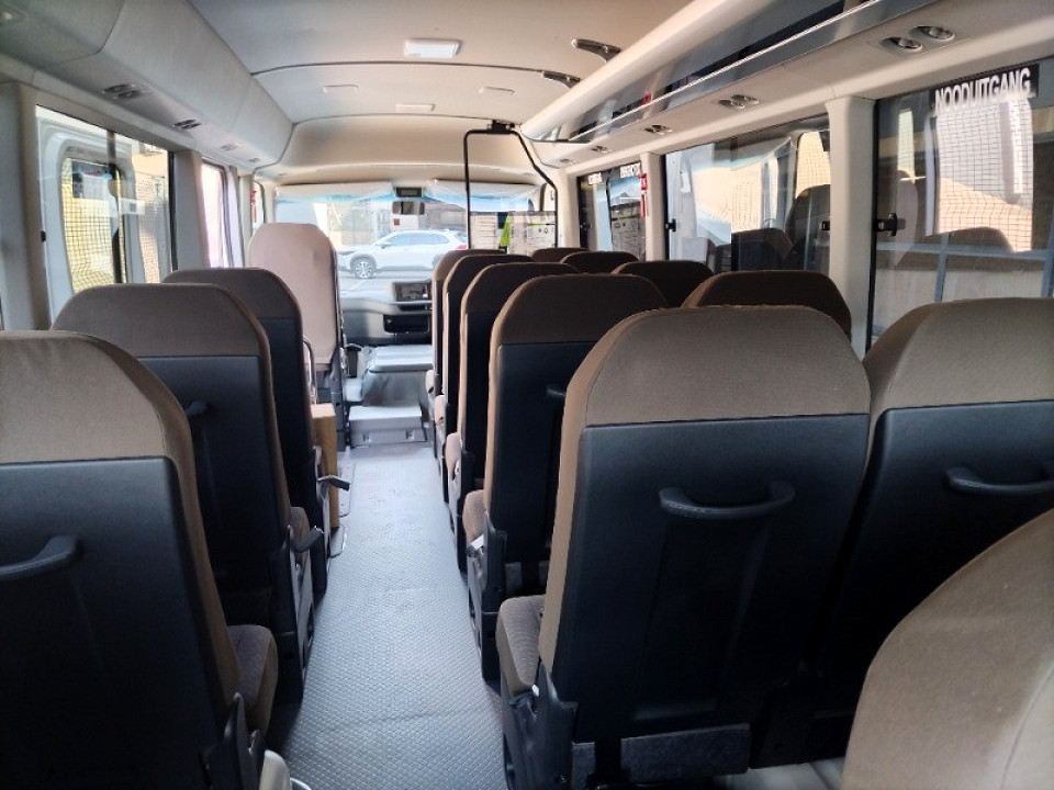TOYOTA COASTER 2.8D GL A/T 23 SEATER B/S, image 2
