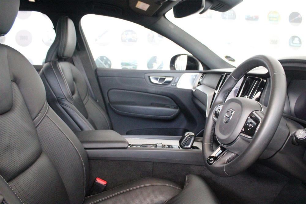 Volvo XC60 T8 Plus Dark AWD (PHEV), image 2