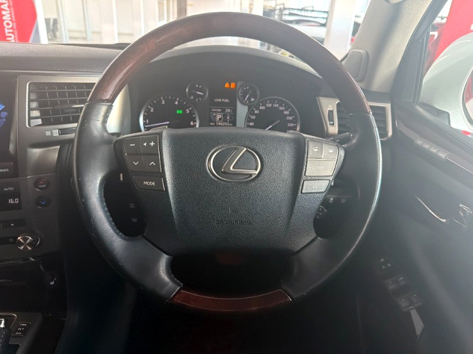 LEXUS LX 570, image 2