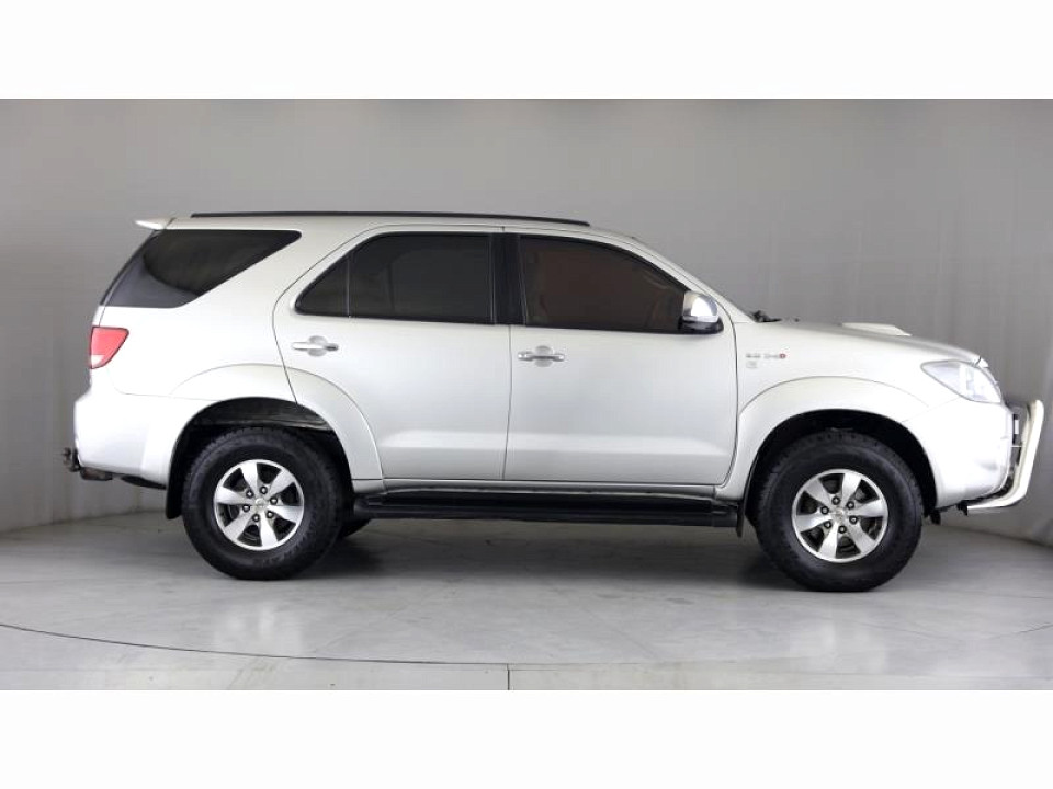 TOYOTA FORTUNER 3.0D-4D 4X4, image 2