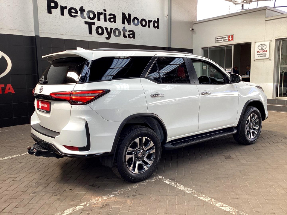 TOYOTA  FORTUNER 2.4GD-6 R/B A/T, image 2