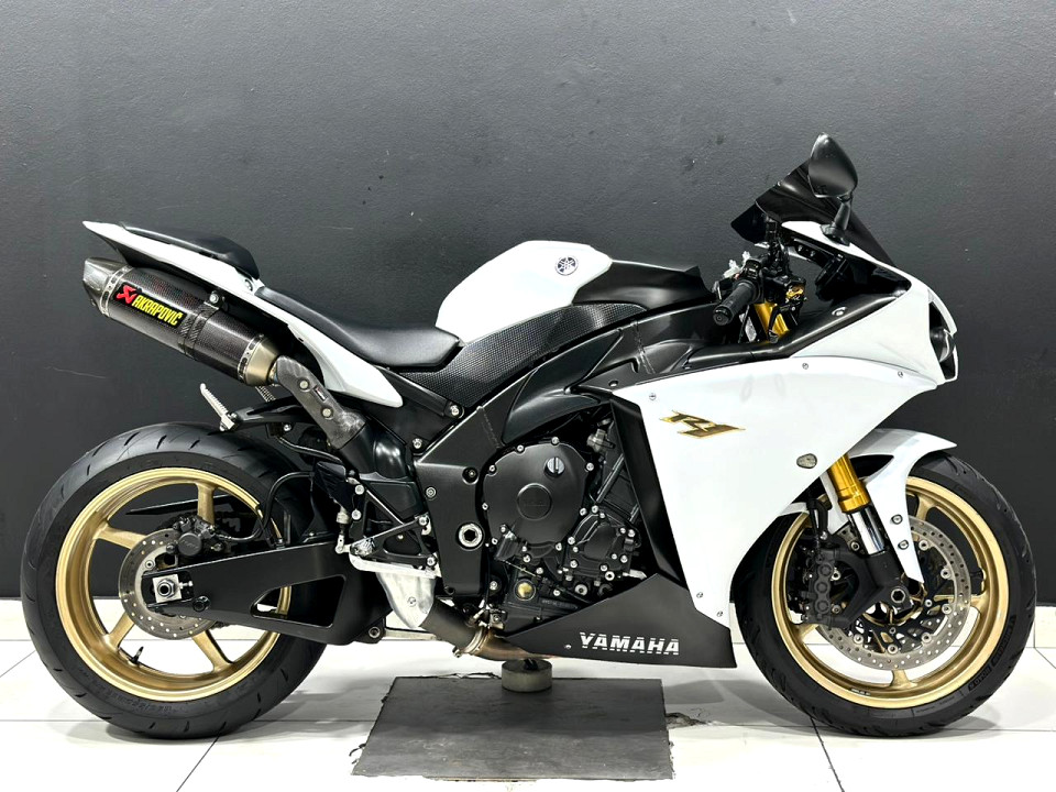 YAMAHA R1, image 2