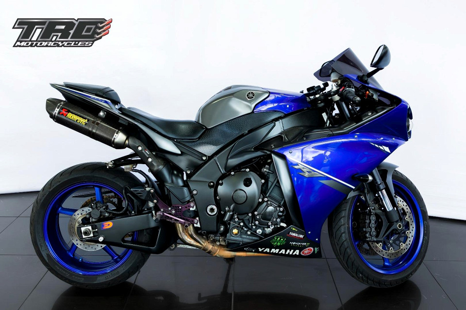 YAMAHA R1, image 1