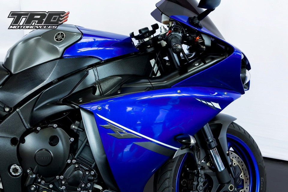 YAMAHA R1, image 2