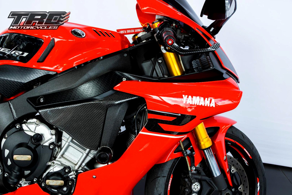YAMAHA R1, image 2