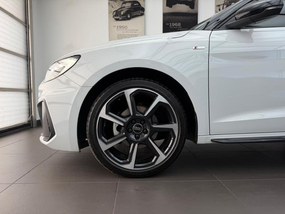 AUDI A1 SPORTBACK 30 TFSI BLACK EDITION S-TRONIC, image 2