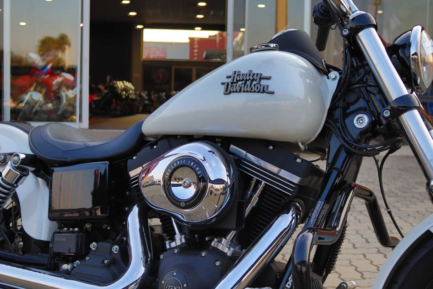 HARLEY DAVIDSON DYNA STREET BOB, image 2