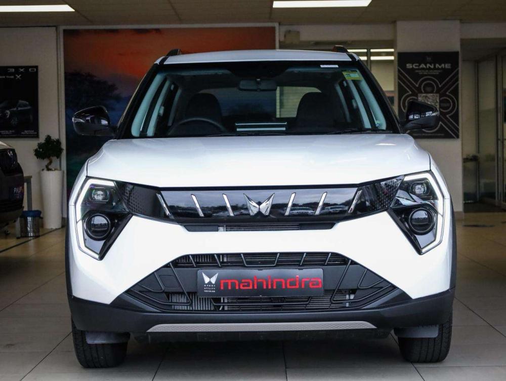 Mahindra XUV3X0 1.2 AX5 AT, image 2