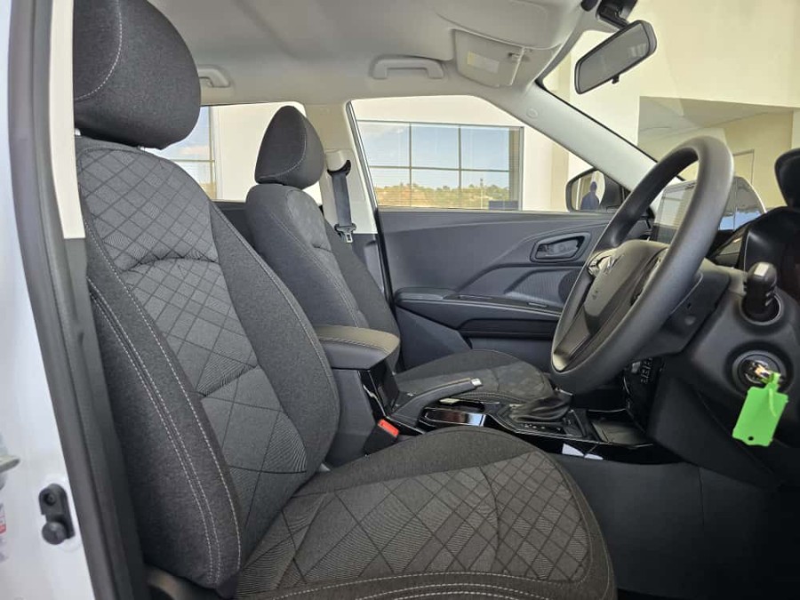 MAHINDRA XUV3XO 1.2T MX2 A/T, image 2