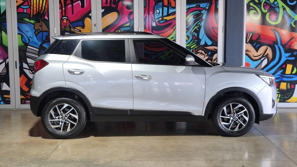 MAHINDRA XUV300 1.2T (W8), image 2